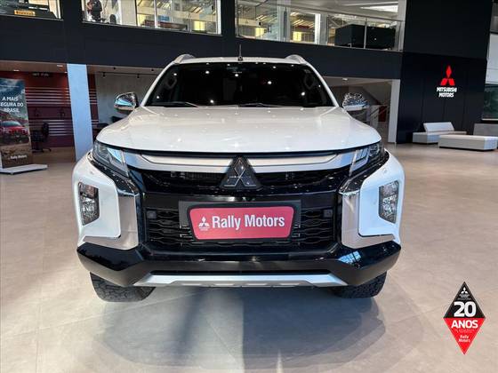 MITSUBISHI L200 TRITON 2.4 16V TURBO DIESEL SPORT HPE-S CD 4P 4X4 AUTOMÁTICO MITSUBISHI L200 TRITON 2.4 16V TURBO DIESEL SPORT HPE-S CD 4P 4X4 AUTOMÁTICO